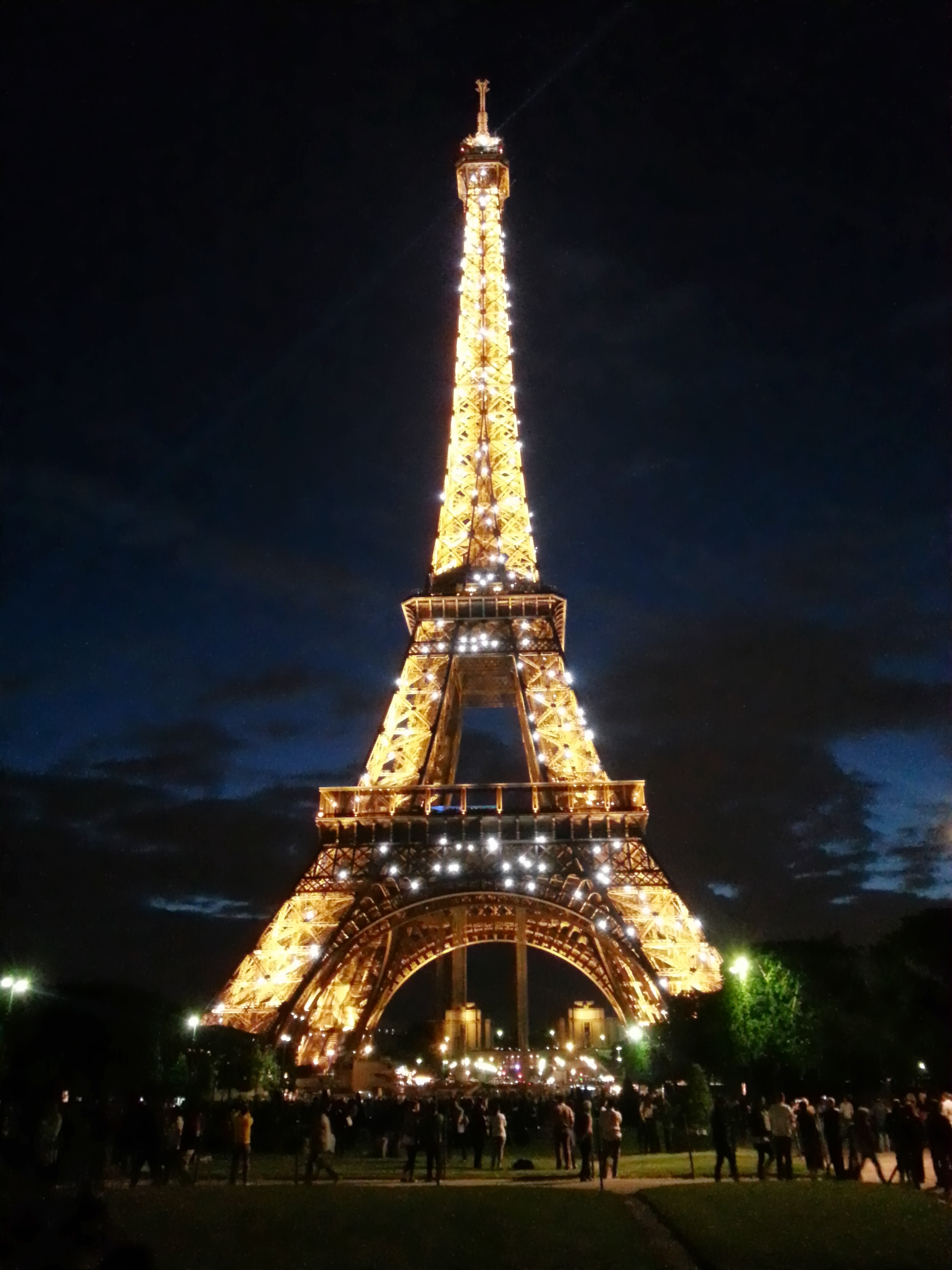 when la tour eiffel lights up