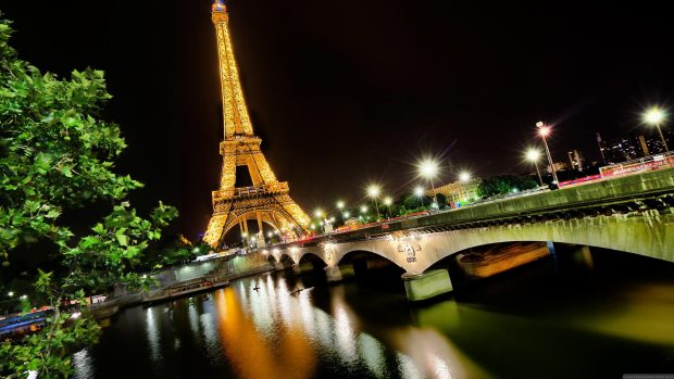 Eiffel tower on Seine river wallpaper