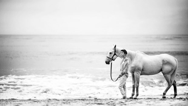 Beach girl photo black and white wallpaper.