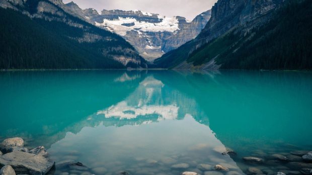 Free desktop wallpaper of Lake Louise Canada.