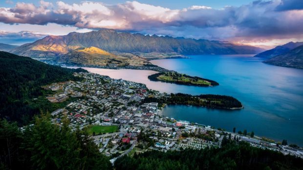 Queenstown from the air desktop backgroud for Mac.