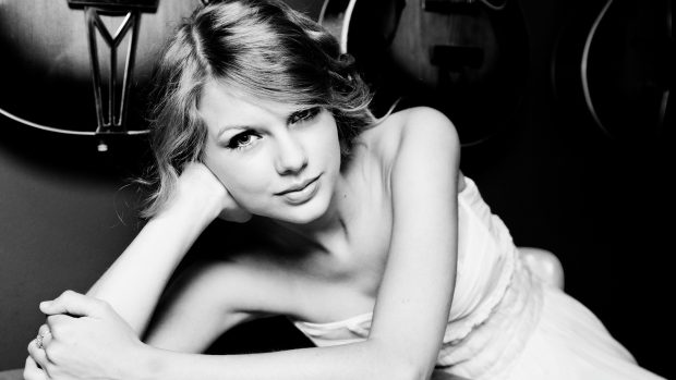 Taylor swift black and white desktop HD wallpaper.