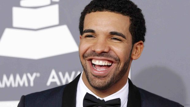 Drake smiling at grammy.