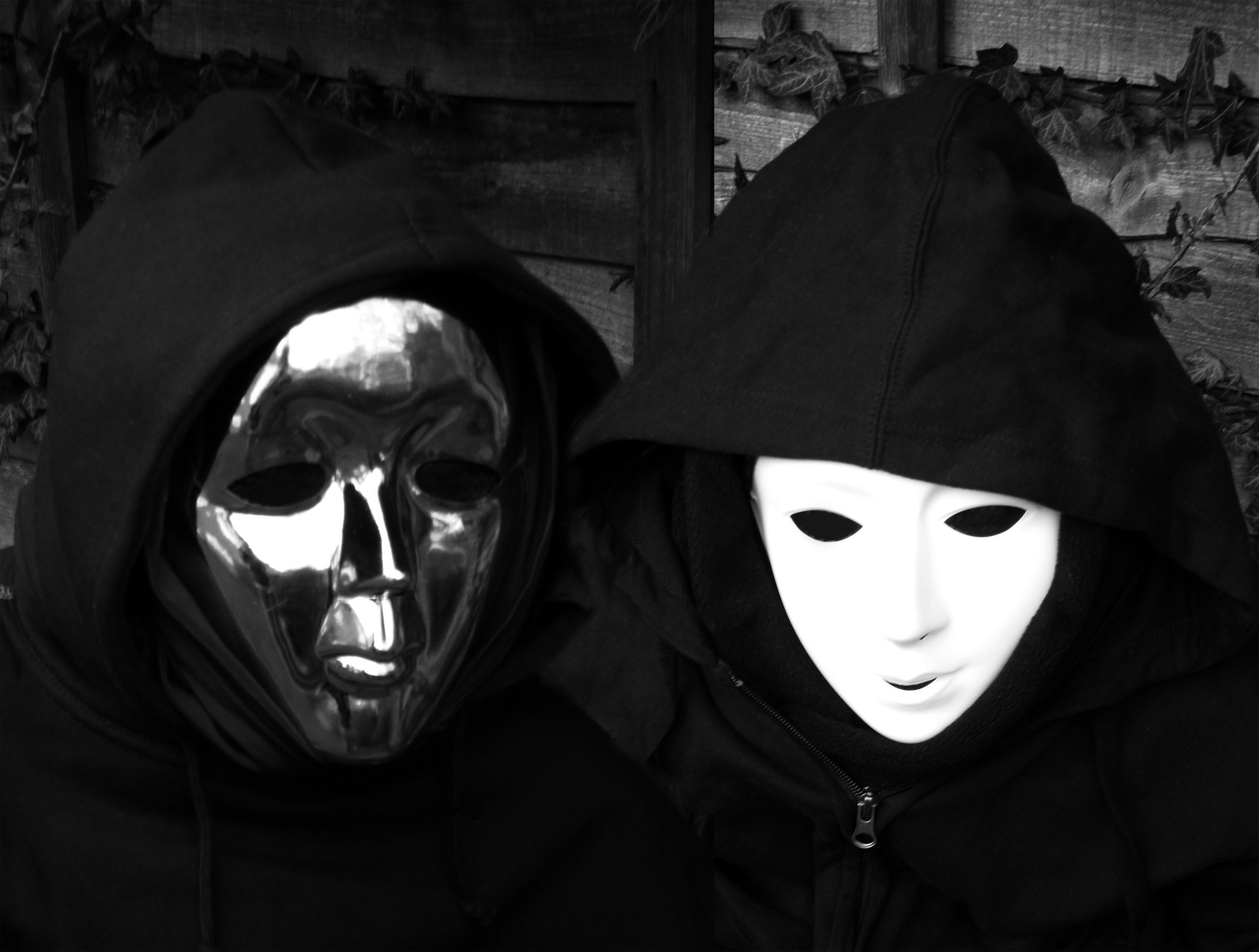 Люди едят в масках. Человек в белой маске. Человек в маске и капюшоне. Черно-белая маска. Черная и белая маска.