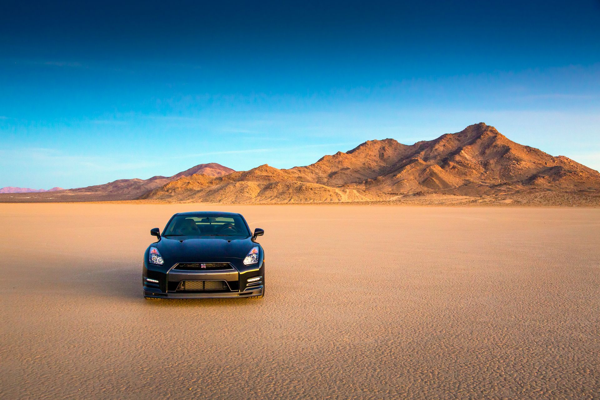 Nissan GT-R песок пустыня скачать