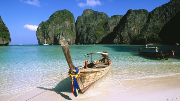 A boat on the beach in summer backgrounds 1600x900.