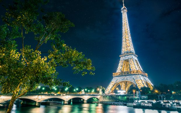 Best HD Eiffel Tower Wallpaper.