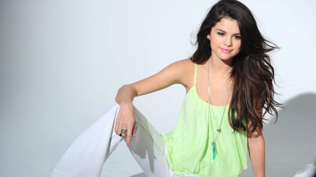Cute Selena Gomez HD Photos Download.