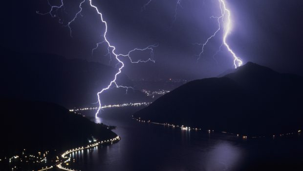 Desktop Lightning HD Wallpapers Photos Download.