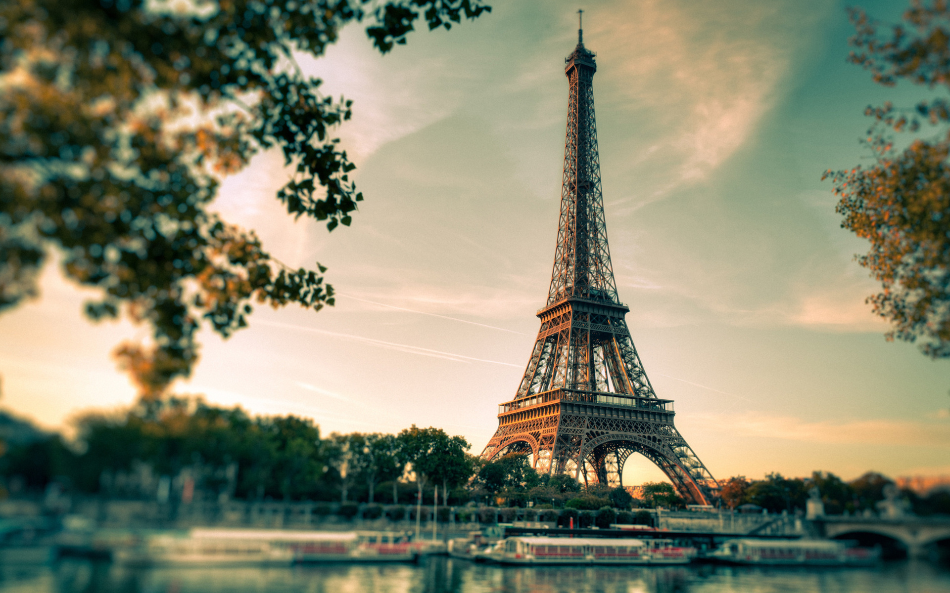 Bức ảnh chụp từ góc độ thấp của Tháp Eiffel sẽ khiến bạn say đắm với khung cảnh đẹp tuyệt vời này. Hình nền Eiffel Tower HD độc đáo này sẽ tô điểm cho bộ sưu tập của bạn và mang đến cho bạn cảm giác tiện ích và hấp dẫn khi sử dụng máy tính.