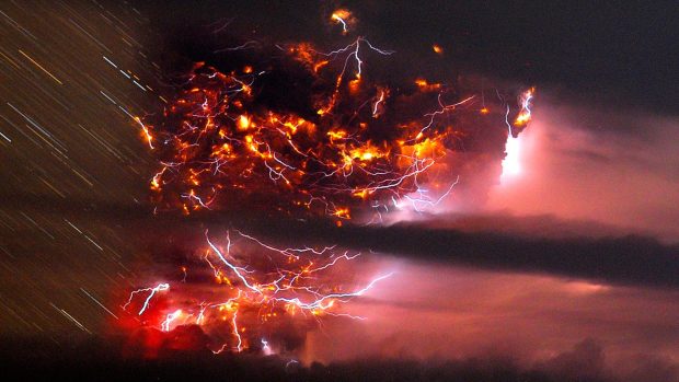 Download Volcano Lightning Wallpaper HD.