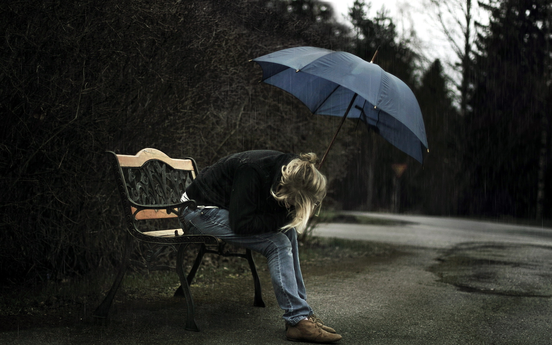 грустная девушка под зонтом загрузить