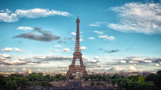 Eiffel Tower HD Desktop Background
