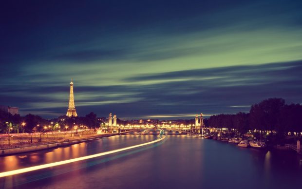 Free Desktop HD Eiffel Tower Wallpaper.