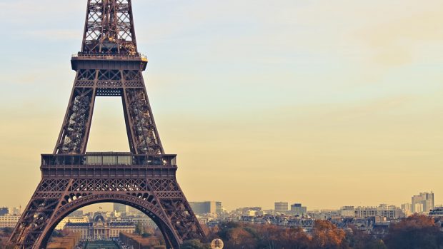 Free Download HD Eiffel Tower Wallpaper.