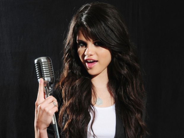 Stunning Selena Gomez Singing Pictures.