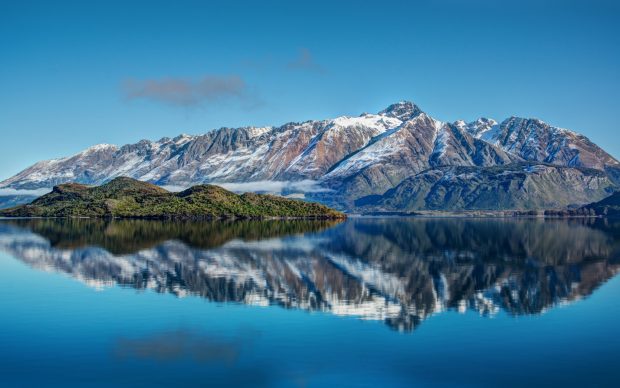 Stunningly beautiful lake 2560x1600.