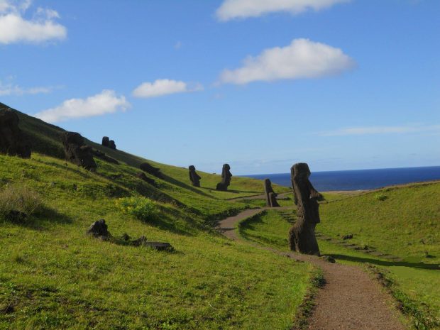 1600x1200 Easter Island Image.