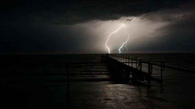 Download Free Lightning Storm Wallpaper.