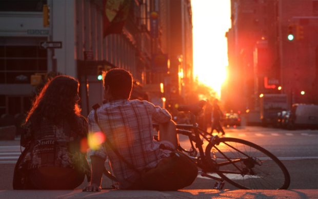 New York Couple Romantic Wallpaper.