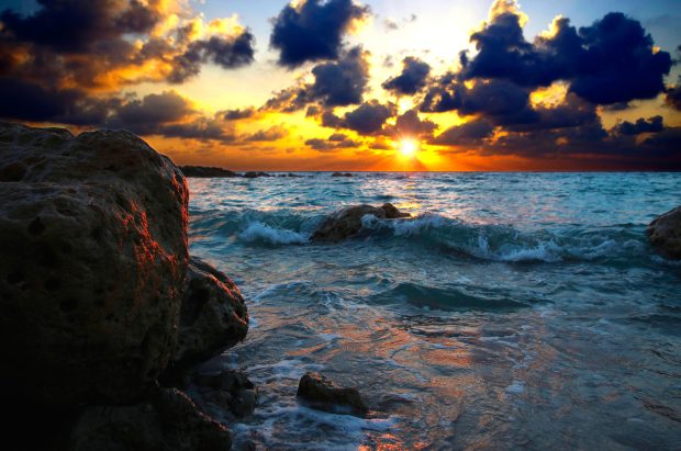 Sunset on Seaf Stones Waves Background 2560x1440 for Tablets.