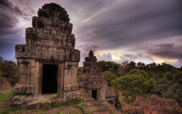A Hilltop Temple at Sunset near Angkor Wat 1920x1200.