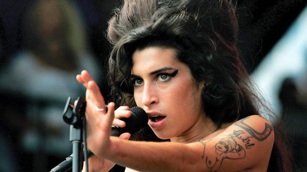 Amy Winehouse Singing Wallpapers.