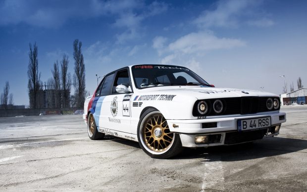 Bmw e30 sedan.