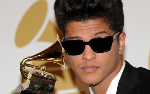 Bruno Mars poses with is award during th