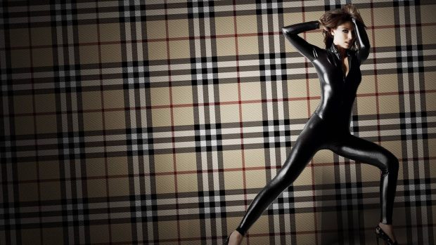 Burberry girl style posture images 1920x1080.