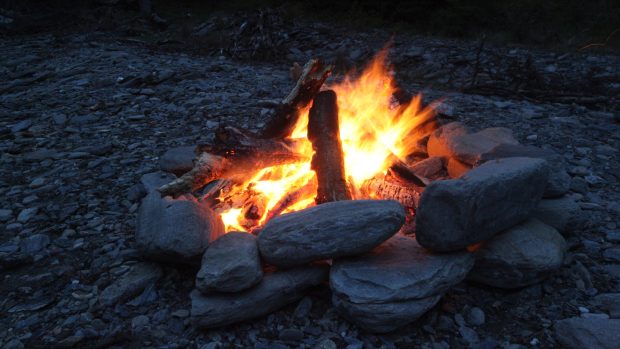 Camp fire glow wood camping light 2592x1461.