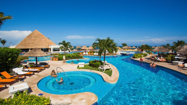 Cancun Pool Sunny uhd.