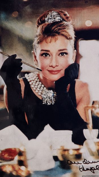 Download Audrey Hepburn Image for Android.