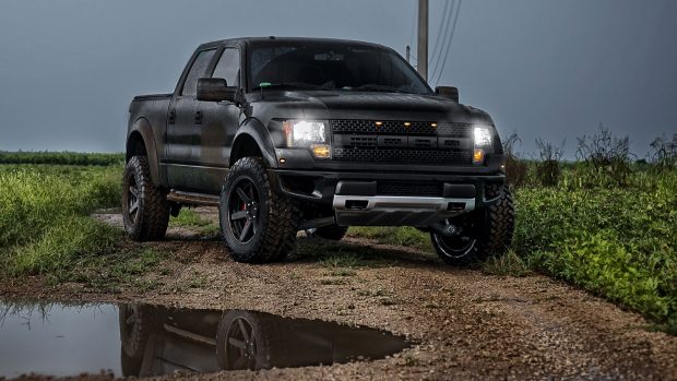 Ford F 150 SVT Raptor.