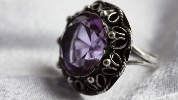Silver ring with amethyst 1920x1080.