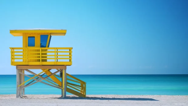 A lifeguard stand on Miami Beach, with the ocean and a clear blue sky.
