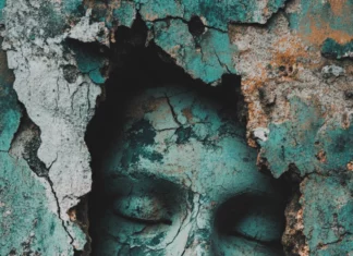 Grunge aesthetic lock screen wallpapers create a bold backdrop blending distressed textures under soft light.
