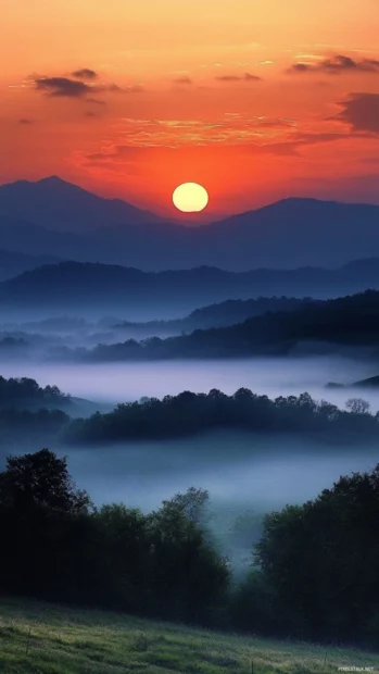 Pretty Sunset dropping below misty mountain peaks, Sunset over mountain wallpaper.
