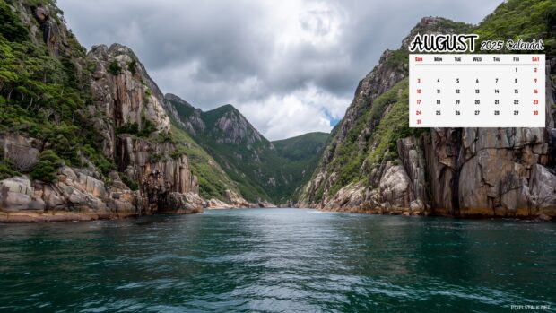 August 2025 Calendar PC Background (1).