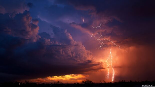 Cool HD Lightning Wallpapers suitable for dynamic desktop backgrounds.