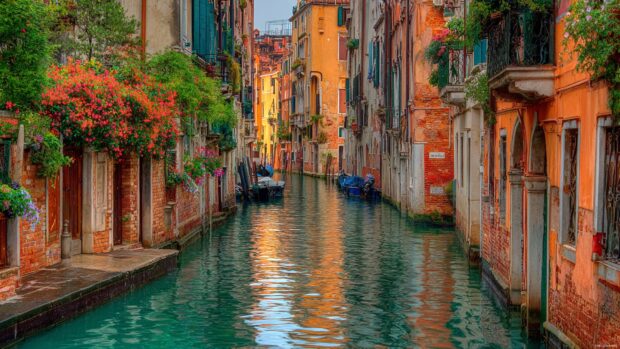 Free Venice Italy Wallpapers highlighting vibrant colors and romantic atmosphere.