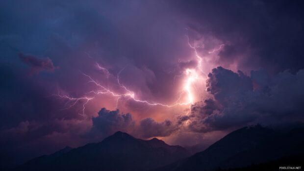 Immersive Lightning Wallpapers HD perfect for nature lovers.