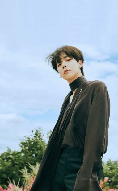 Jinu Wallpaper Captures Elegant Outdoor Fashion Scene.