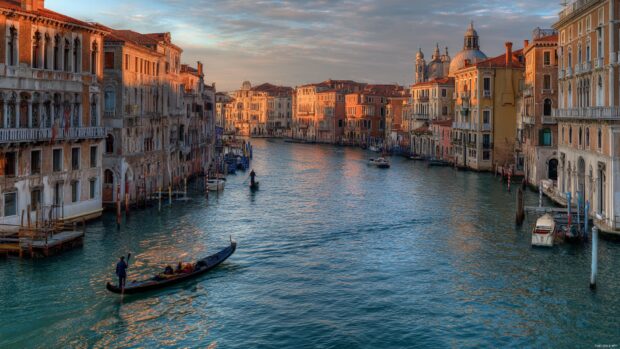 Landscape Venice Italy Wallpapers highlighting the blend of water and architecture.