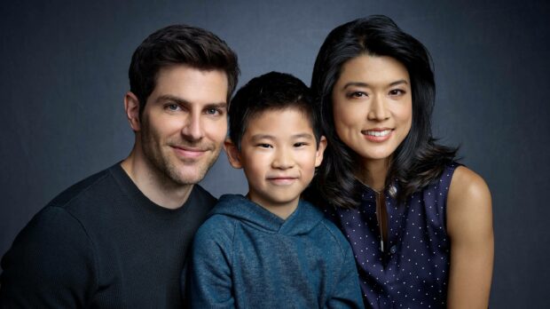 The cast of A Million Little Things tv series poses together in a studio portrait, 2K Desktop Wallpaper