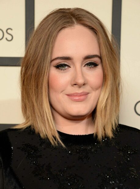 Adele smiles warmly at the camera with natural makeup, 2K Mobile Wallpaper