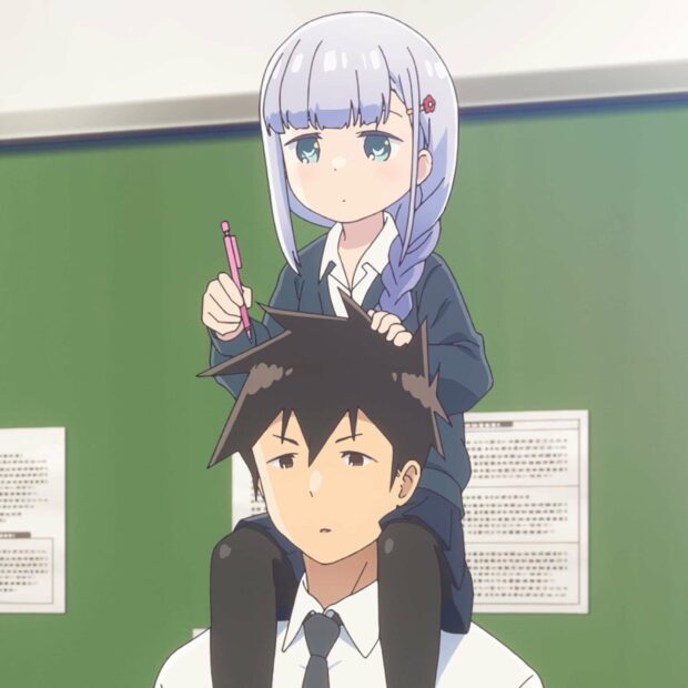 Aharen San sits on a classmate’s shoulders holding a pen in a classroom, HD Desktop Wallpaper