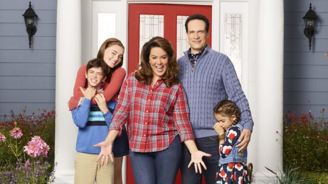 American Housewife Cast In Front Of Red Door – TV Series Wallpaper