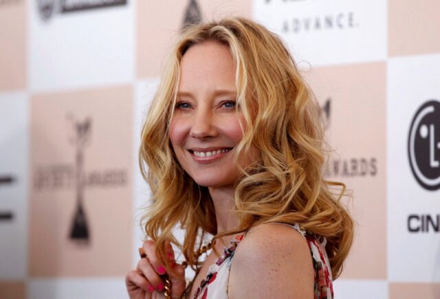 Anne Heche Smiling At Event   High Quality Wallpaper