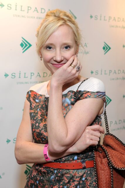 Anne Heche Smiling At Silpada Event Wallpapers